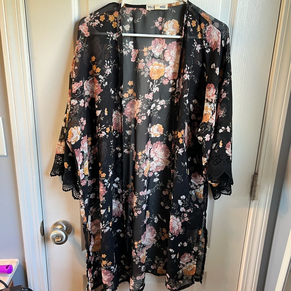 Wallflower, size XL, flowered kimono